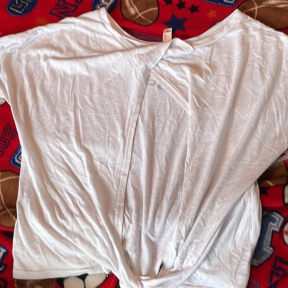 This shirt is PERFECT for working out and yoga, it is so breathable and comfy - Picture 3 of 4